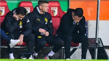 Enttäuschung pur: BVB-Trainer Nuri Sahin (r.) während des Spiels auf der Bank.