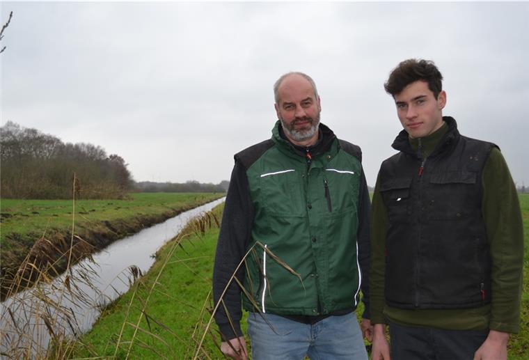 Entwässerungsgräben durchziehen die Wiesen von Kristian Schmidt (hier mit Sohn Moritz). Wird der Wasserspiegel angehoben, stehen seine Wiesen bei jedem Regen unter Wasser, sagt der Milchbauer.