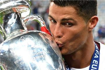 Entweder man liebt oder hasst ihn: Cristiano Ronaldo spaltet die Fußballnation - auch einen Tag nach dem Ende der Europameisterschaft. 