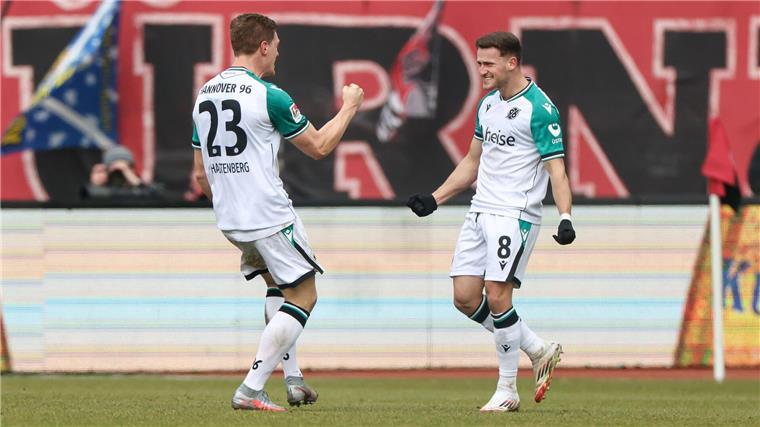 Video-Ärger beim 1. FC Nürnberg: Hannover 96 jubelt Enzo Leopold (r) trifft per Traum-Freistoß für Hannover.