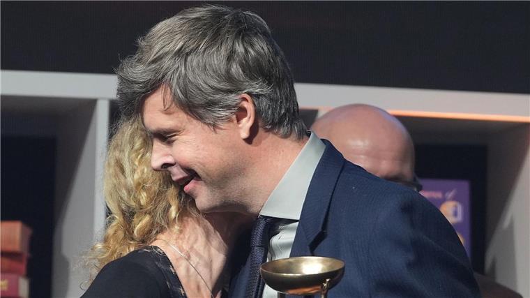 Er bekommt die Auszeichnung für sein Buch „Flesh“.