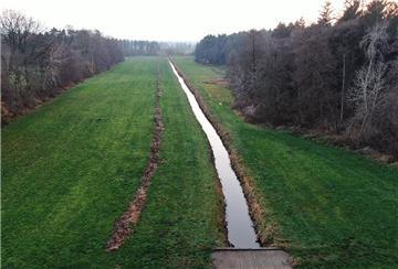 Eine Luftaufnahme zeigt den kanalartigen Verlauf des Duxbaches in der Samtgemeinde Selsingen