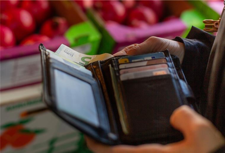 Finder bringen Portemonnaie mit fünfstelligem Betrag zurück Geldbörse
