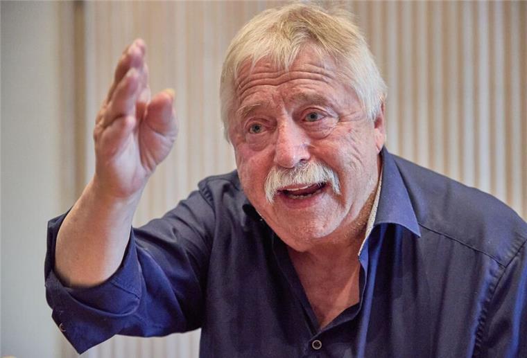 Er habe schon in der Steinzeit vor der Höhle gesungen, sagt Liedermacher Wolf Biermann.