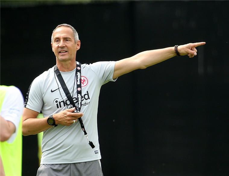 "Er hat einen klaren Plan und eine deutliche Ansprache“, sagt SGE-Sportdirektor Bruno Hübner über Coach Adi Hütter (Bild).