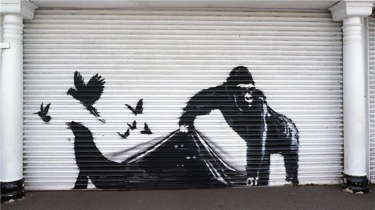 Er hat es wieder getan: Banksys neuestes Motiv zeigt eine Gruppe Tiere, die aus dem Zoo entkommen wollen. 