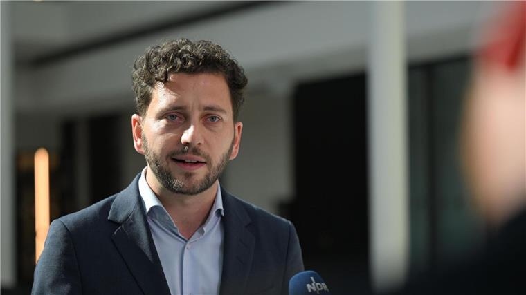 Er hat Kritik für die Bundesregierung und Lob für Niedersachsens Grüne im Gepäck: Parteichef Banaszak.
