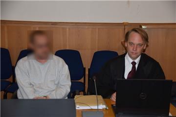 Er hoffe, dass seine Tochter ihm irgendwann verzeihen könne, sagte der Angeklagte, der sich wegen schweren sexuellen Missbrauchs der damals Elfjährigen vor dem Landgericht Stade verantworten muss. 