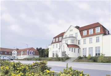 Er ist der architektonische Glanzpunkt im ansonsten nüchternen NordholzJugendstil-Komplex am Feuerweg: Im zentralen Gebäude (links) gäbe es auf rund 3000 Quadratmetern viel Platz für das erste „Regionale Versorgungszentrum“ in Niedersachsen.