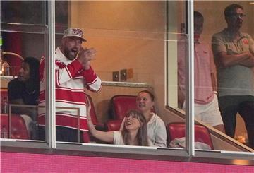 Er jubelt, sie wirft ihm einen verliebten Blick zu: Travis Kelce und Taylor Swift bei einem College-Football-Spiel.