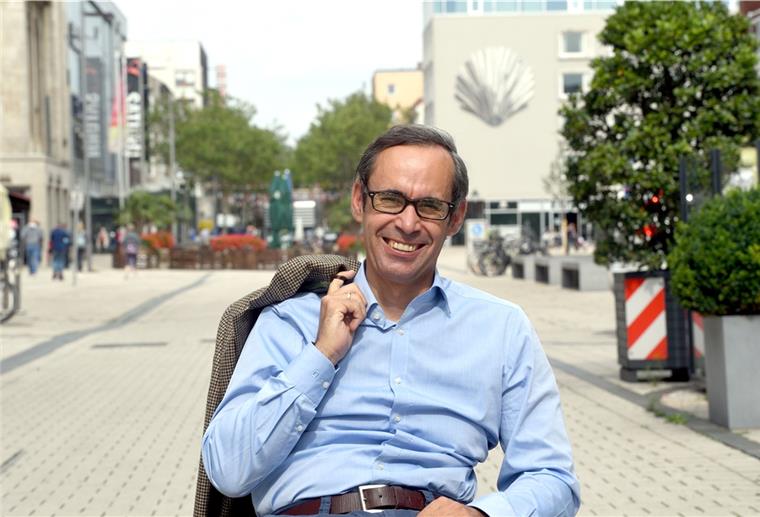 Er möchte ein Konzept für eine digitale Plattform für den lokalen Einzelhandel entwerfen: Hochschulprofessor Benjamin Wagner vom Berg.
