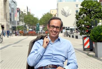 Er möchte ein Konzept für eine digitale Plattform für den lokalen Einzelhandel entwerfen: Hochschulprofessor Benjamin Wagner vom Berg.