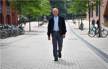 Er möchte sich mit Betroffenen auf den gemeinsamen Weg zur Gerechtigkeit machen: Professor Helmut Munkel ist in Bremerhaven unabhängiger Vertrauensperson für Opfer sexuellen Missbrauchs im katholischen Bistum Hildesheim. Für diese ehrenamtliche Aufgabe ist er rund um die Uhr erreichbar. Foto Scheschonka