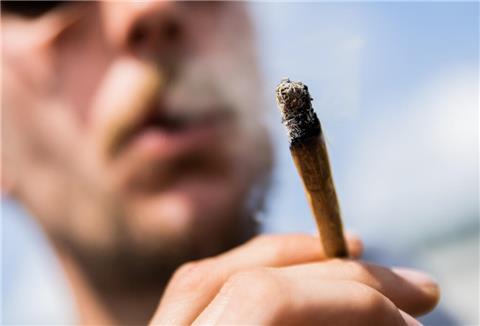 Er rauchte vor seinem Kind einen Joint und erntete dafür zwei Anzeigen. 