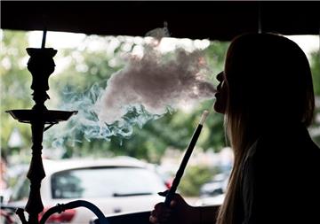 Er riecht süßlich verlockend, birgt aber große Gefahr: Der Rauch von Shishas enthält mehr Kohlenmonoxid als Zigaretten, auch beim Verbrennen der Kohle wird das giftige Gas frei gesetzt. In einer Shisha-Bar in Bremerhaven sind am Sonnabend 14 Menschen verletzt worden.