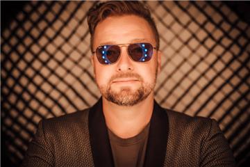 Er weiß, wie es geht: Rob Hardt legt bei der Soulfoodnight im Weserstrandbad in Bremerhaven auf. 
