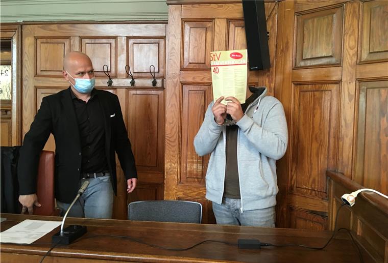 Landgericht: Über fünf Jahre für Waffenhändler Eray Ö. (rechts) nahm das Verständigungsangebot des Gerichts an.