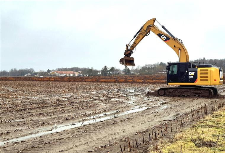 Erdarbeiten haben auf dem Gelände begonnen, auf dem die Gemeinde Loxstedt eine neue Sport- und Freizeitanlage bauen will.