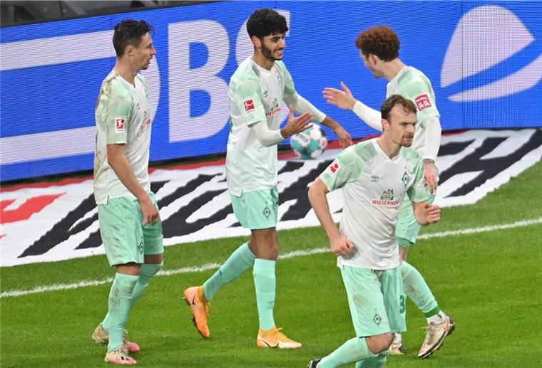 So freut sich Werder Bremen mit Eren Dinkci Rheinland-Pfalz, Mainz: Fußball: Bundesliga, FSV Mainz 05 - Werder Bremen, 13. Spieltag im im Stadion Opel Arena. Bremens Mannschaft jubelt nach dem Treffer zum 0:1 durch Bremens Eren Dinkci (2.v.l).
