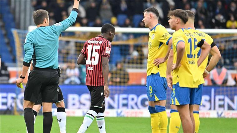 Nach Würgegriff: Braunschweig-Stürmer drei Spiele gesperrt Erencan Yardimci  (2.v.r.) von Eintracht Braunschweig sieht im Derby gegen Hannover 96 die Rote Karte.