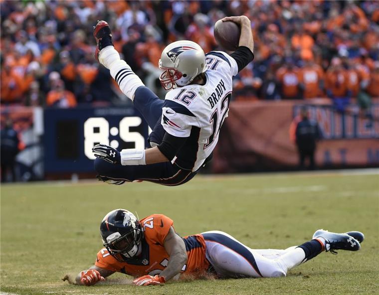 Denver Broncos und Carolina Panthers erreichen Super Bowl Erfolgreich verteidigt: Aqib Talib von den Denver Broncos versucht Quarterback Tom Brady (New England Patriots) zu stoppen. Denver steht gegen die Carolina Panthers im Finale des Super Bowl.