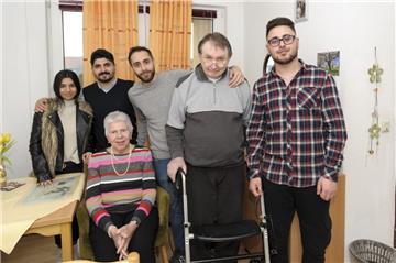 Erfolgreiche Bundesfreiwilligendienstler: (von links) Silvja Marinkovic, Mazen Kourdi, Abdulhamid Idhli, Rebar Vanjari mit Bewohnern Reinhard Hill (2. v.r.) und Christa Drewes (sitzend). Die drei Männer und Amer Mounther (nicht im Bild) lernen jetzt Altenpfleger im Van-Heukelum-Haus.