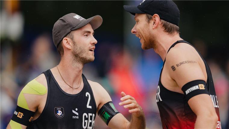 Deutsche Duos bei Beach-WM in Adelaide weiter ungeschlagen Erfolgreicher Auftakt in die WM: Nils Ehlers (r) und Clemens Wickler (Archivbild)