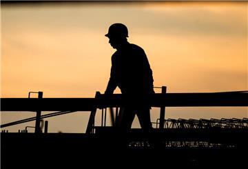 Silhouette eines Bauarbeiters vor Sonnenuntergang