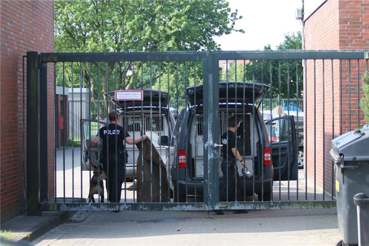 Cuxhaven: Vier Drogenhändler auf der Anklagebank Ergebnis einer Razzia in Cuxhaven: Vier Männer müssen sich wegen Drogenhandels vor Gericht verantworten.