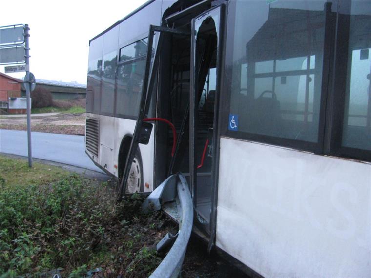 Erheblich beschädigt wurde der Bus, als er in einem Kreisel einem Falschfahrer auswich und gegen eine Schutzplanke krachte.