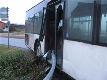 Erheblich beschädigt wurde der Bus, als er in einem Kreisel einem Falschfahrer auswich und gegen eine Schutzplanke krachte.