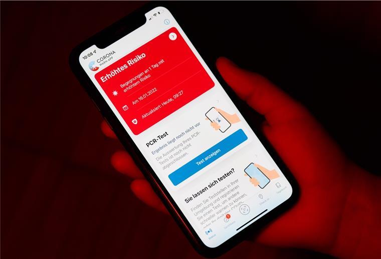  Auf dem Display eines Smartphones mit der Corona-Warn-App ist ein roter Warnhinweis zu sehen sowie die Information: „PCR-Test - Ergebnis liegt noch nicht vor. Die Auswertung Ihres PCR-Tests ist noch nicht abgeschlossen“.