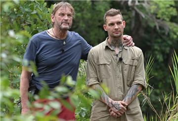 Peter Althof (l.) und Eric Stehfest sollen in einem Käfig mit einem Schloss an den Hand- und Fußgelenken festgekettet werden und nur bis auf eine Luftkammer komplett unter Wasser gelassen werden. Doch Eric will nicht antreten.