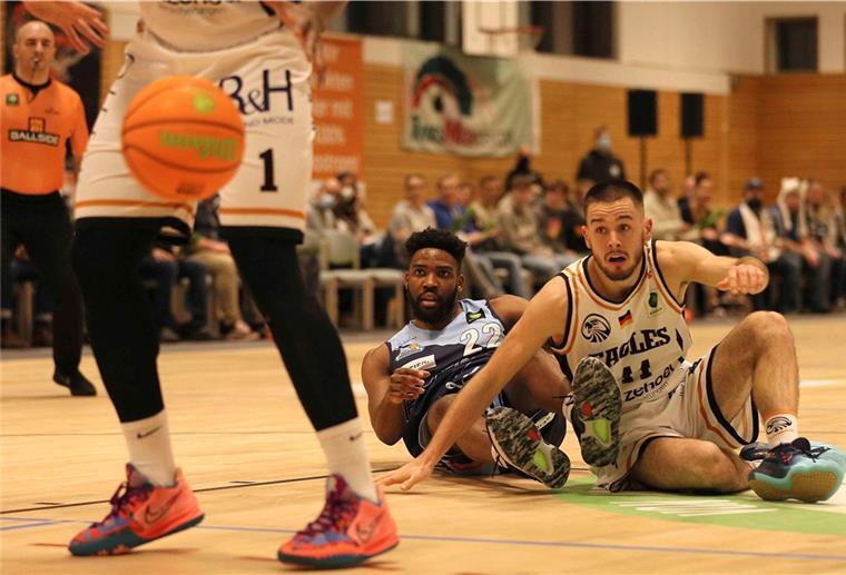 Bremerhavener Nyberg will es den Eisbären schwer machen Erik Nyberg (rechts) konnte mit den Itzehoe Eagles die Eisbären und Daniel Ray Laster (links) im Hinspiel schlagen.