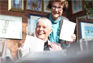 Erika Otten (vorn) und Petra Fischer aus Tarmstedt freuen sich auf viele und vielfältige Textbeiträge von Tarmstedterinnen und Tarmstedtern.