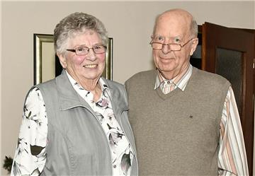 Erika und Wilfried Kuhl haben am 17. Januar 1958 in Padingbüttel geheiratet. Heute feiern sie in Nordholz ihre diamantene Hochzeit.