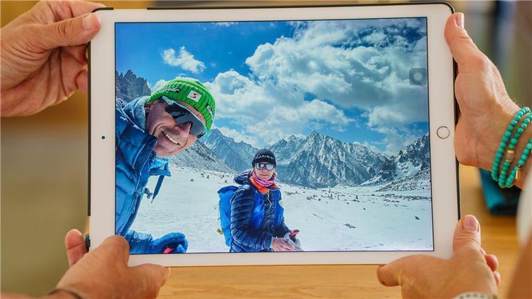 „Highway to hell“ und Hyrox: Markus Merks zweites Leben Erinnerungen an Reisen: Merk zeigt am Tablet Fotos aus Tibet.