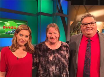 Erinnerungsfoto mit den Moderatoren: Elke Rosenberger (Mitte) nach der Live-Sendung mit Michael Thürnau und Jule Gelsdorf.