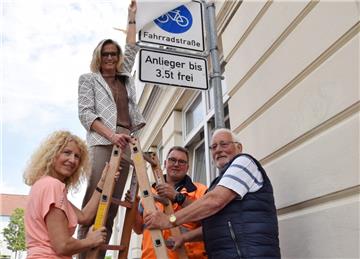 Erklärten die Wilhelmstraße am Mittwoch zur Fahrradstraße (von links): Sabine Dorn (Arbeitskreis Radwegekonzept), Baudezernentin Ellen Köncke, Bernd Bunjes (Bauhof) und Ernst Böning (Arbeitskreis). Auch der Südabschnitt der Körnerstraße (Hafenstraße bis Haydnstraße) ist umgewidmet worden.