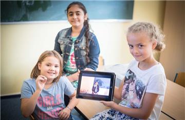 Erklärvideos von Schülern für Schüler: Thalia (9), Lava (9) und Ida (8) (von links) drehen mit dem Tablet ein Lehrvideo zur Minusrechnung.