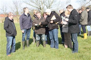 Erkundungstour auf dem Acker: Die Energiekontor-Mitarbeiter Markus Straeten (vorne Zweiter von rechts) und Carsten Schwarz (vorne rechts) informieren an den geplanten Standorten der Windmühlen die  Ratsmitglieder. Foto Gehrke
