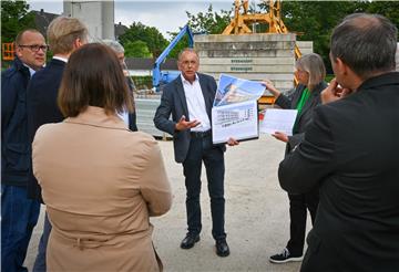 Erläutert auf der Baustelle, wie das Gebäude aussehen soll: Stäwog-Architekt Hans-Joachim Ewert. Foto: Scheschonka