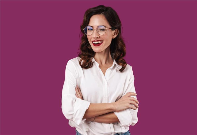 Eine Frau mit Brille zwinkert in die Kamera.