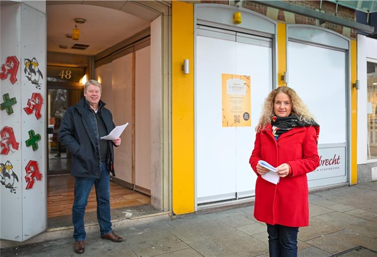 Erlebnis-Geschäftsführer Dr. Ralf Meyer und Nicole Halves-Volmer (Stadtmarketing) und freuen sich, dass dieser Leerstand bald Geschichte ist. Bremerhaven hat ein Flächenmanagement für die Innenstadt gestartet. 