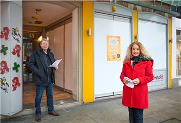 Erlebnis-Geschäftsführer Dr. Ralf Meyer und Nicole Halves-Volmer (Stadtmarketing) und freuen sich, dass dieser Leerstand bald Geschichte ist. Bremerhaven hat ein Flächenmanagement für die Innenstadt gestartet. 
