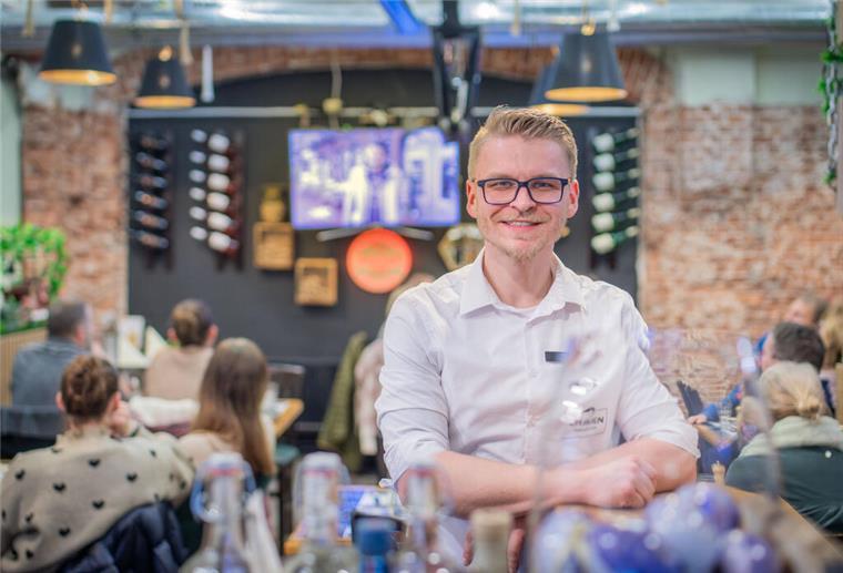 Erleichert, dass am Ende alles so gut geklappt hat: Phillip Ausborn, Inhaber des Restaurants B'Haven im Schaufenster Fischereihafen in Bremerhaven.