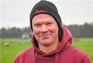 Erleichtert und traurig zugleich: Schäfer Kai Krogmann gibt die von seinem Vater Richard aufgebaute Deichschäferei auf.