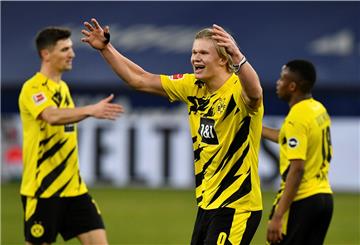 Erling Haaland (Mitte) jubelt nach dem Spiel über den Sieg der Borussia.
