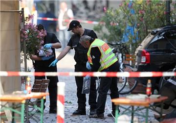 Ermittler der Polizei arbeiten am Tag nach dem Anschlag von Ansbach am Tatort.