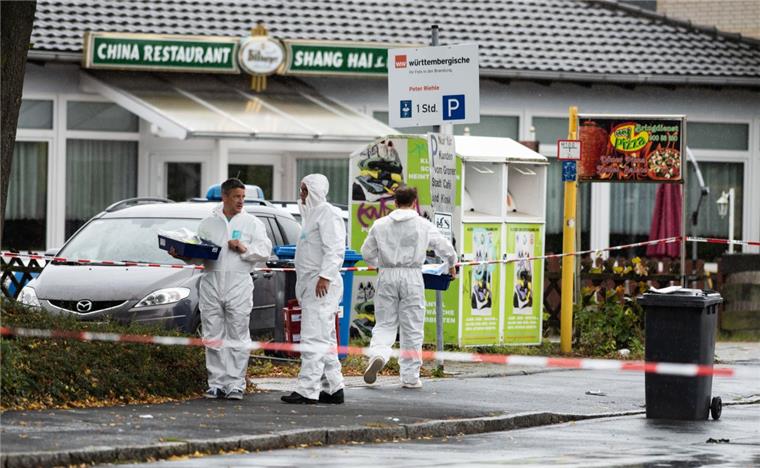 Ermittler der Polizei stehen am abgesperrten Tatort. Eine Frau ist am Donnerstag in Göttingen auf einer Straße getötet worden. 